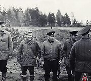 Lietuvos komunistų partijos centro komiteto pirmasis sekretorius Antanas Sniečkus (antras i&scaron; kairės) medžioklėje su Vilniuje dislokuoto Sovietų armijos dalinio karininkais. 1968 m. gruodžio mėn.