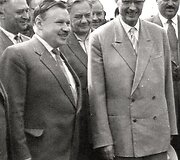 Lietuvos komunistų partijos centro komiteto (CK) pirmasis sekretorius Antanas Sniečkus ir Sovietų Sąjungos komunistų partijos CK sekretorius ideologijai Michailas Suslovas Vilniaus oro uoste. 1960 m. liepos mėn.