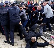 Neramumai Albanijos parlamente ir prie jo