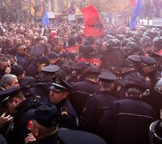 Neramumai Albanijos parlamente ir prie jo