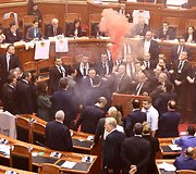 Neramumai Albanijos parlamente ir prie jo