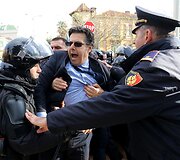 Neramumai Albanijos parlamente ir prie jo