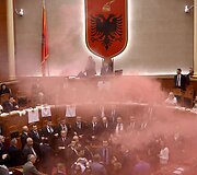Neramumai Albanijos parlamente ir prie jo