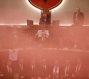 Neramumai Albanijos parlamente ir prie jo