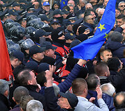 Neramumai Albanijos parlamente ir prie jo