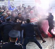 Neramumai Albanijos parlamente ir prie jo
