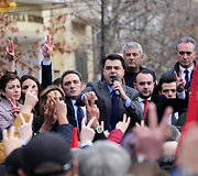 Neramumai Albanijos parlamente ir prie jo