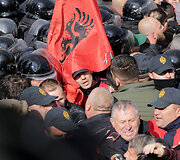 Neramumai Albanijos parlamente ir prie jo