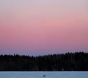 Moteris stumia vežimėlį ant už&scaron;alusio ežero Suomijoje