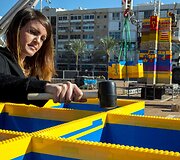 Auk&scaron;čiausias (36 m) LEGO kaladėlių statinys pasaulyje i&scaron;kilo Tel Avive