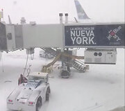 Svarbiausiame Niujorko oro uoste tvyro chaosas