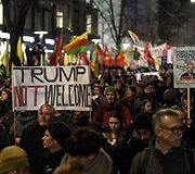 &Scaron;veicarijoje prie&scaron; D.Trumpą protestavo daugiau kaip tūkstantis žmonių