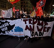 &Scaron;veicarijoje prie&scaron; D.Trumpą protestavo daugiau kaip tūkstantis žmonių