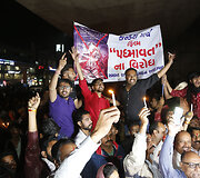Indijos Ahmedabado mieste siautėjo prie&scaron; filmą apie mitinę karalienę protestavusios minios