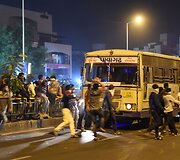 Indijos Ahmedabado mieste siautėjo prie&scaron; filmą apie mitinę karalienę protestavusios minios