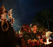 &Scaron;imtai tūkstančių tikinčiųjų Malaizijoje &scaron;venčia hinduistų festivalį