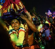 &Scaron;imtai tūkstančių tikinčiųjų Malaizijoje &scaron;venčia hinduistų festivalį