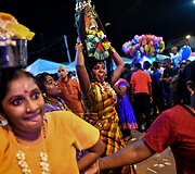 &Scaron;imtai tūkstančių tikinčiųjų Malaizijoje &scaron;venčia hinduistų festivalį