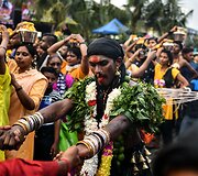 &Scaron;imtai tūkstančių tikinčiųjų Malaizijoje &scaron;venčia hinduistų festivalį