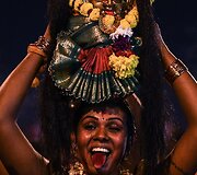 &Scaron;imtai tūkstančių tikinčiųjų Malaizijoje &scaron;venčia hinduistų festivalį