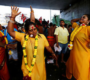 &Scaron;imtai tūkstančių tikinčiųjų Malaizijoje &scaron;venčia hinduistų festivalį