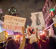 Naujajame Orleane striptizo &scaron;okėjos protestavo prie&scaron; klubų uždarymą