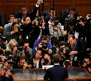 Markas Zuckerbergas fotografuojamas prie&scaron; atsakydamas į JAV senatorių klausimus