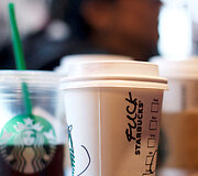 Protestai prie &bdquo;Starbucks&ldquo; kavinių JAV