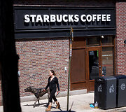 Protestai prie &bdquo;Starbucks&ldquo; kavinių JAV