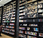 Nacionalinėje bibliotekoje &ndash; nauja Jolitos Vaitkutės instaliacija &bdquo;Pabudę i&scaron; knygų&ldquo;