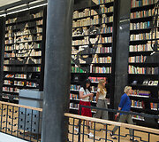 Nacionalinėje bibliotekoje &ndash; nauja Jolitos Vaitkutės instaliacija &bdquo;Pabudę i&scaron; knygų&ldquo;