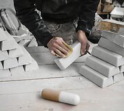 Menininkas Italijoje kuria &bdquo;Fiat 500&ldquo; skulptūrą i&scaron; marmuro