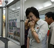 &Scaron;iaurės Korėjiečiai sutinka žinią apie Donaldo Trumpo ir Kim Jong Uno susitikimą