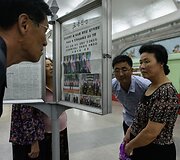 &Scaron;iaurės Korėjiečiai sutinka žinią apie Donaldo Trumpo ir Kim Jong Uno susitikimą