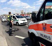 Vilniuje &bdquo;&Scaron;koda&ldquo; partrenkė dviratininką