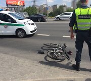 Vilniuje &bdquo;&Scaron;koda&ldquo; partrenkė dviratininką