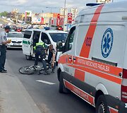 Vilniuje &bdquo;&Scaron;koda&ldquo; partrenkė dviratininką