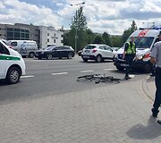 Vilniuje &bdquo;&Scaron;koda&ldquo; partrenkė dviratininką