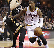 Kyrie Irvingas ir Jonas Valančiūnas