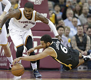 Kyrie Irvingas ir Cory Jopsehas