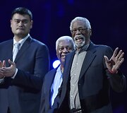 NBA legenda Billas Russelas ir Yao Mingas