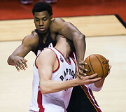 Jonas Valančiūnas ir Hassanas Whiteside'as