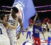 Joelis Embiidas ir T.J.McConnellas