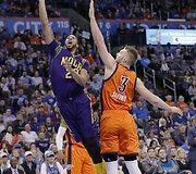 Domantas Sabonis ir Anthony Davisas