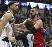 Jonas Valančiūnas ir Salahas Mejri