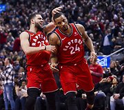 Fredas VanVleetas ir Normanas Powellas