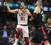 Jonas Valančiūnas ir Jose Calderonas