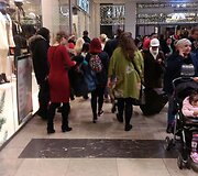 &bdquo;Juodąjį penktadienį&ldquo; Londono pirkėjai neplūdo į didžiausias parduotuves.