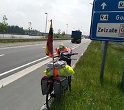 Pakeliui į Lietuvą tautietį su dviračiu sutinka ir lietuviai.