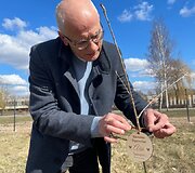 &bdquo;Fielmann&ldquo; indėlis tvariai gerovei &ndash; &scaron;eimos tradicija tapęs medžių sodinimas, akiniai i&scaron; perdirbto ir celiuliozės acetato